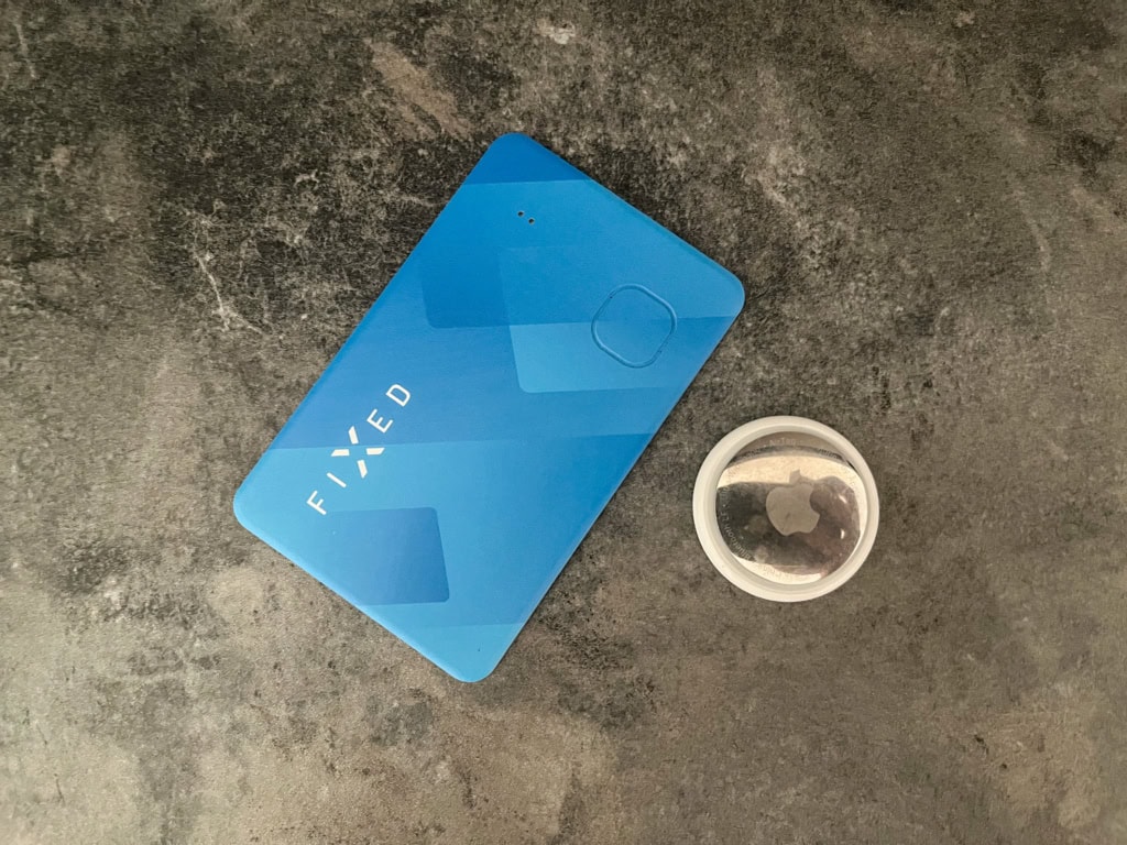 Srovnání velikosti FIXED Tag Card a AirTagu
