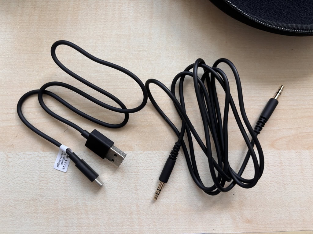 Přidaný napájecí a AUX kabel