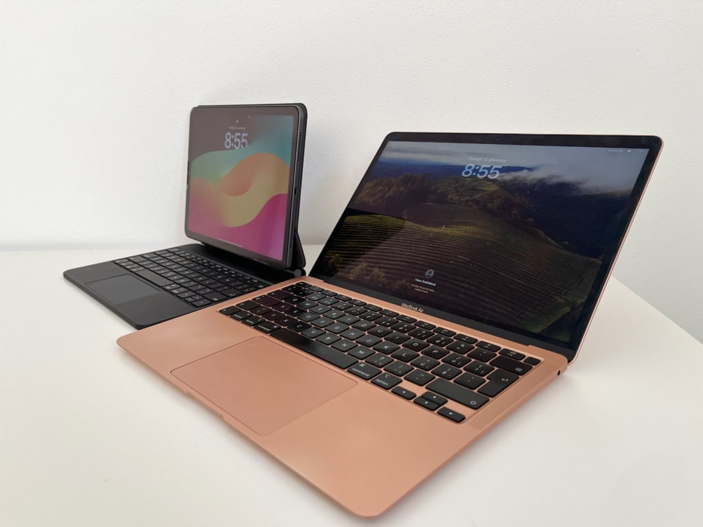 Srovnání úhlu otevření pouzdra a MacBooku