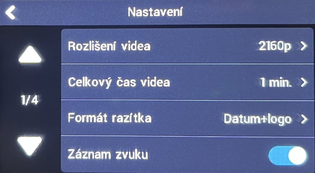 Všechny nabídky na displeji jsou velké, výjimkou je jen šipka zpět